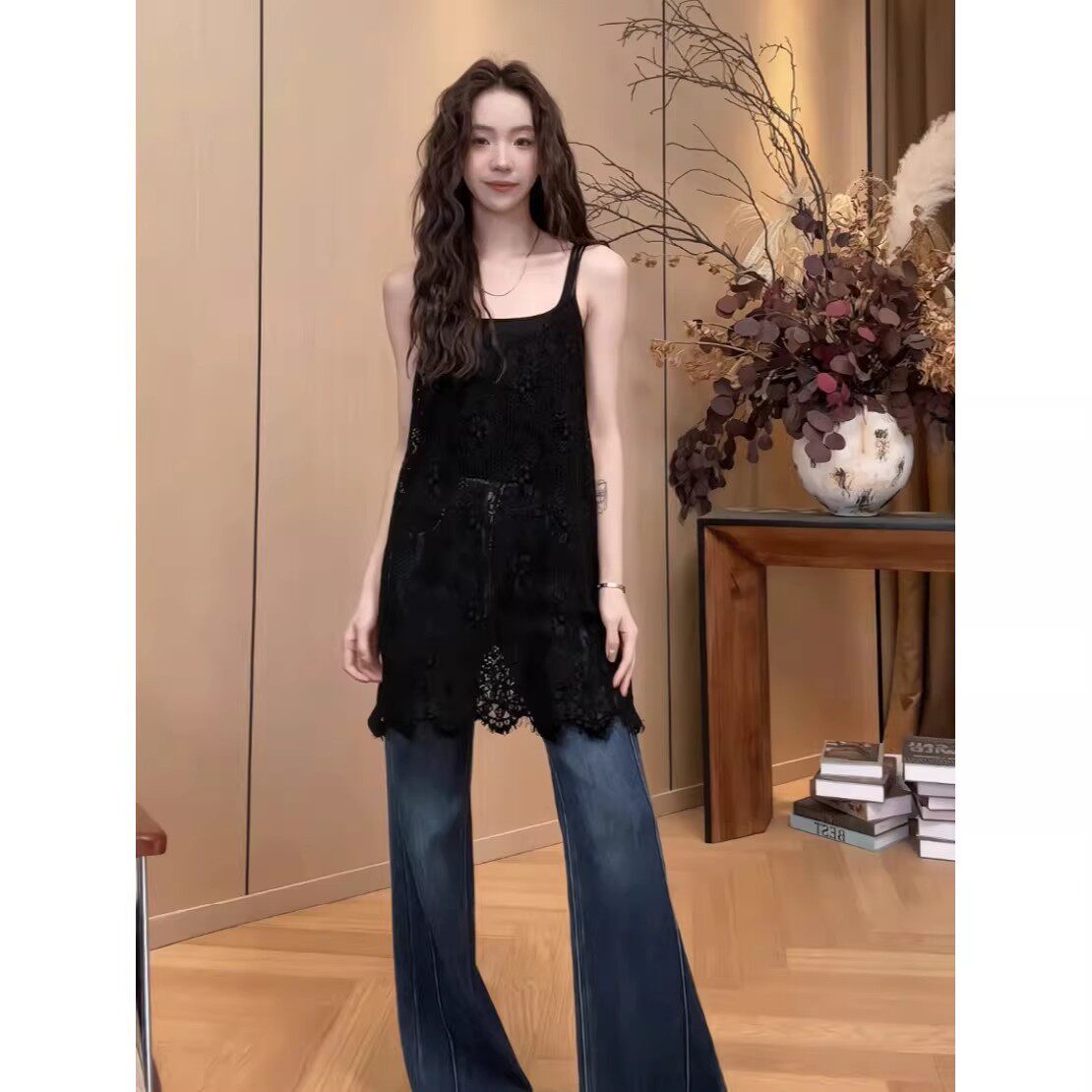法式黑色蕾丝吊带美背中长上衣图片