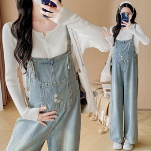 孕妇裤子春季外穿刺绣牛仔背带裤春装怀孕长裤宽松大码百搭休闲裤