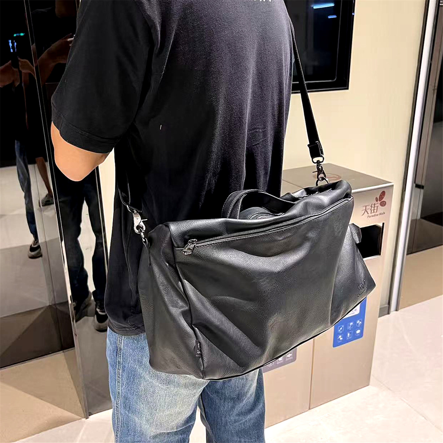 潮牌时尚斜挎单肩包大容量旅行包