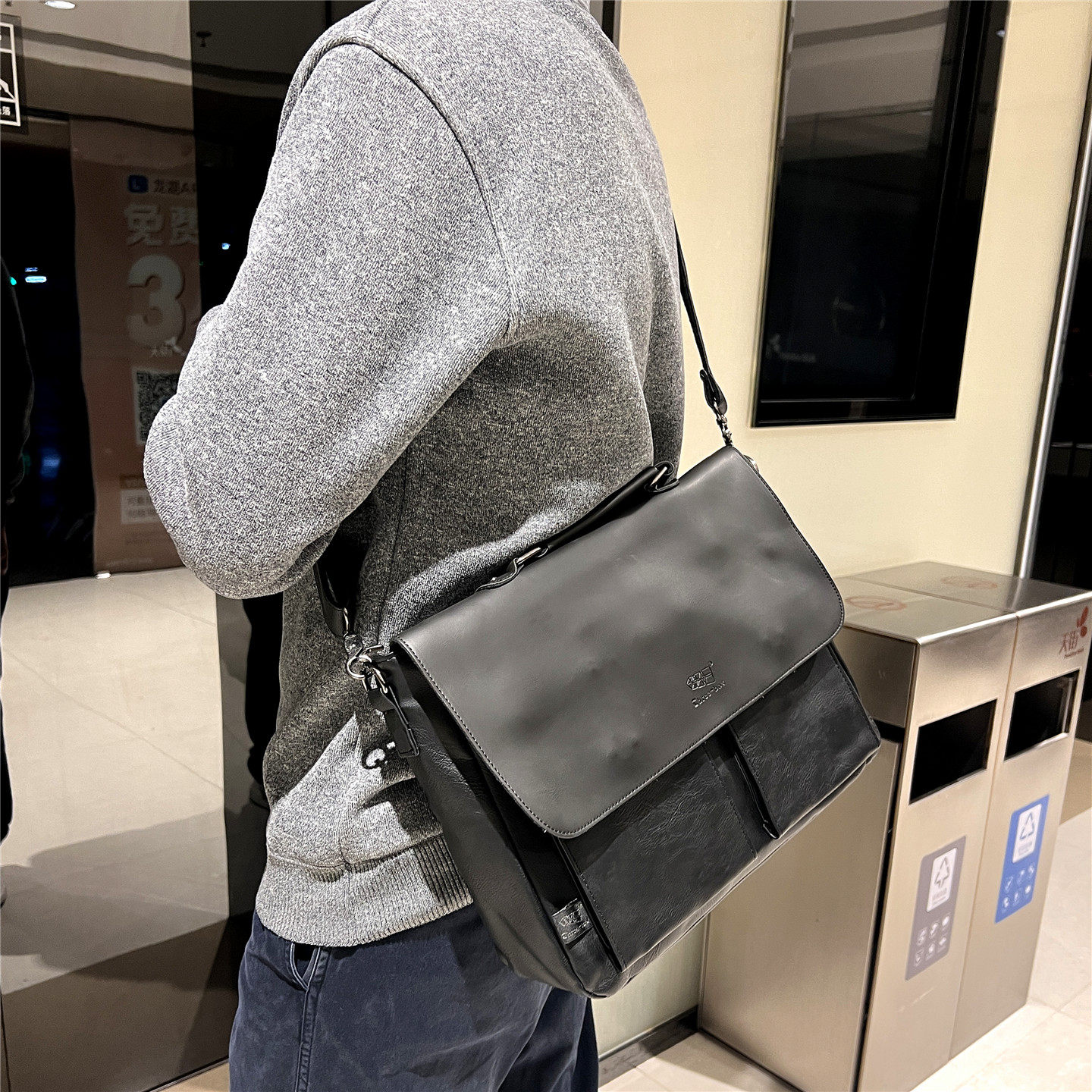 潮牌男士大容量通勤电脑包