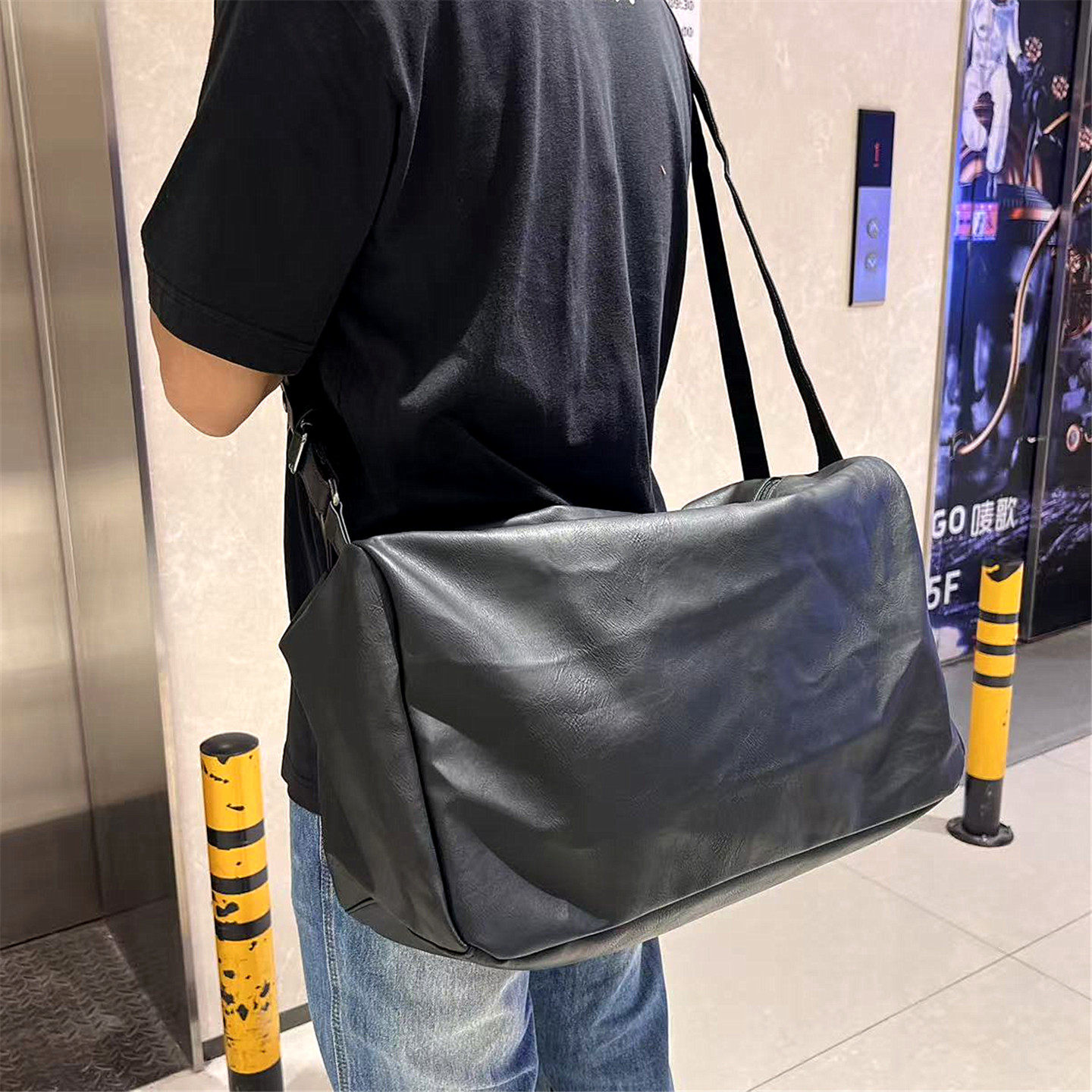 潮牌男士手提包大容量斜挎单肩包