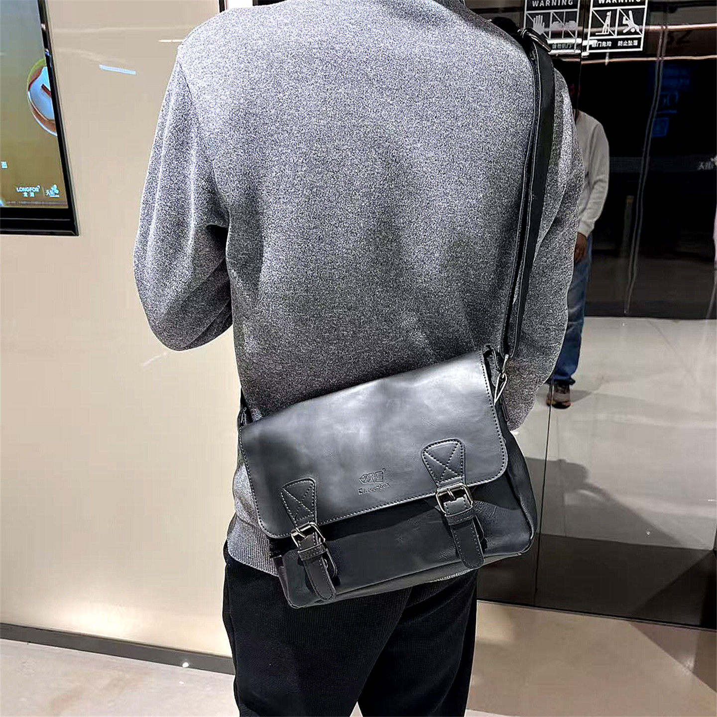 Threebox男包斜挎包复古单肩包休闲学院风横款学生背包青年邮差包