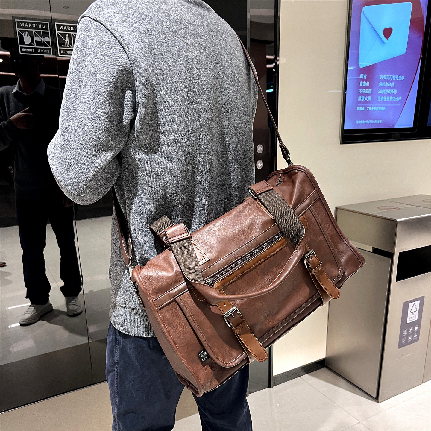 threebox男大容量旅行斜挎单肩包