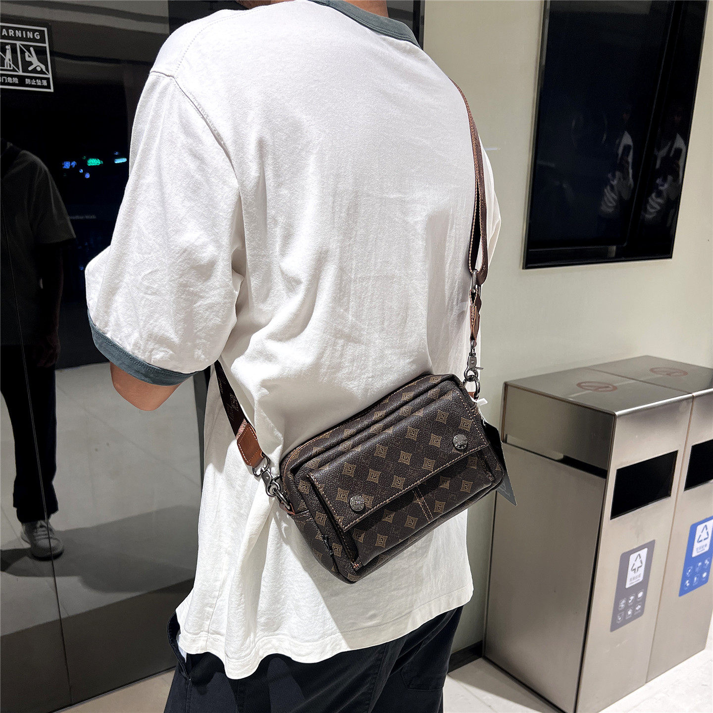 时尚老花斜挎包迷你小方包男士都市通勤单肩包街头潮牌男邮差背包,箱包皮具/热销女包/男包,男士包袋,淘宝优惠券,粉丝福利购,淘宝优惠卷