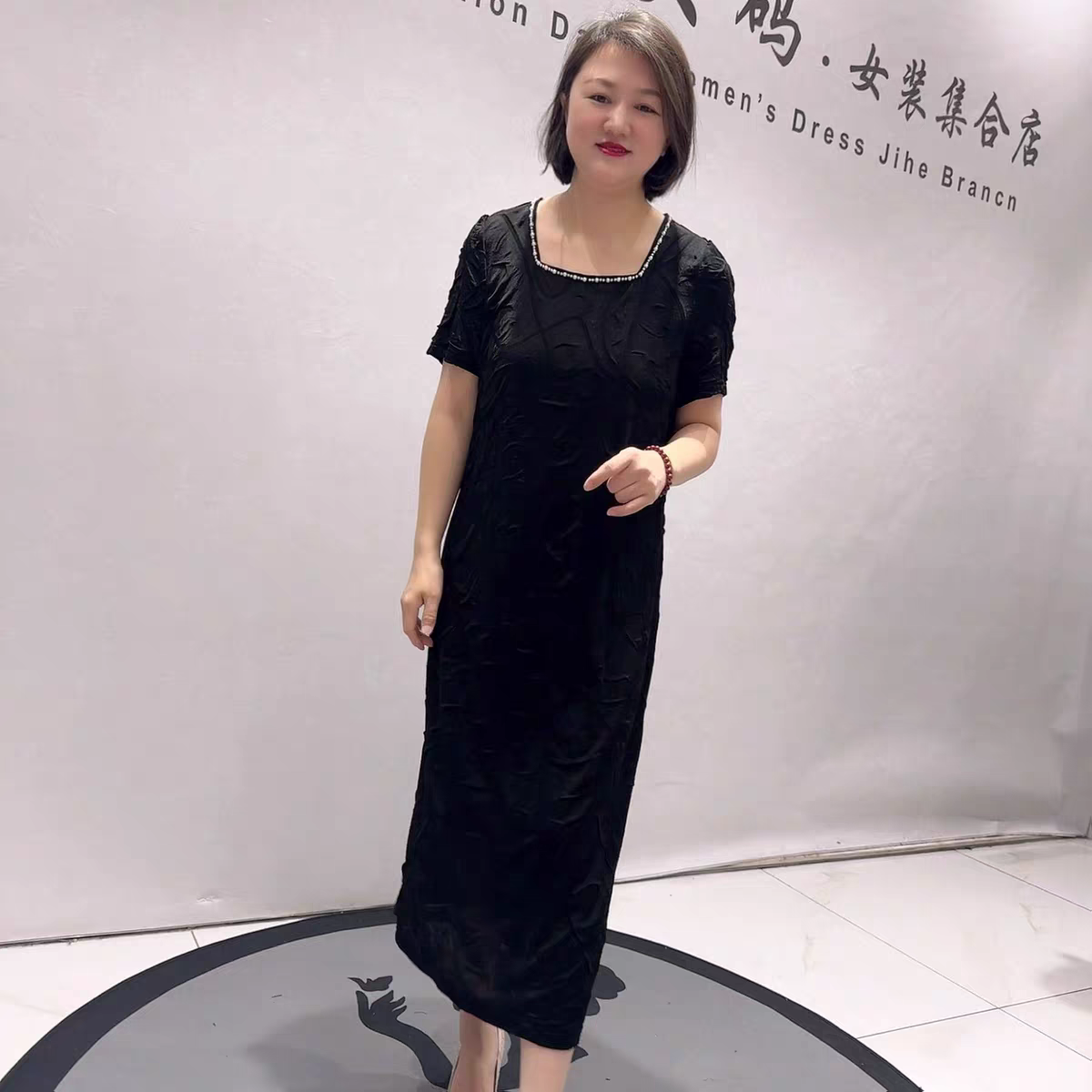 1793芮娜依莲初夏新品方领醋酸褶皱面料女人味洋气连衣裙加大码