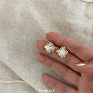 法式绚彩白蝶贝母珍珠耳钉925银针雕刻蝴蝶小巧精致气质复古耳饰