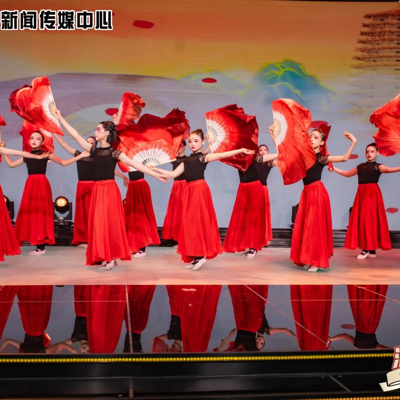 古典舞万疆女现代舞大摆裙扇子舞