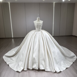 缎面抹胸主婚纱2025新娘新款法式重工缎钻轻奢高级感拖尾出门纱