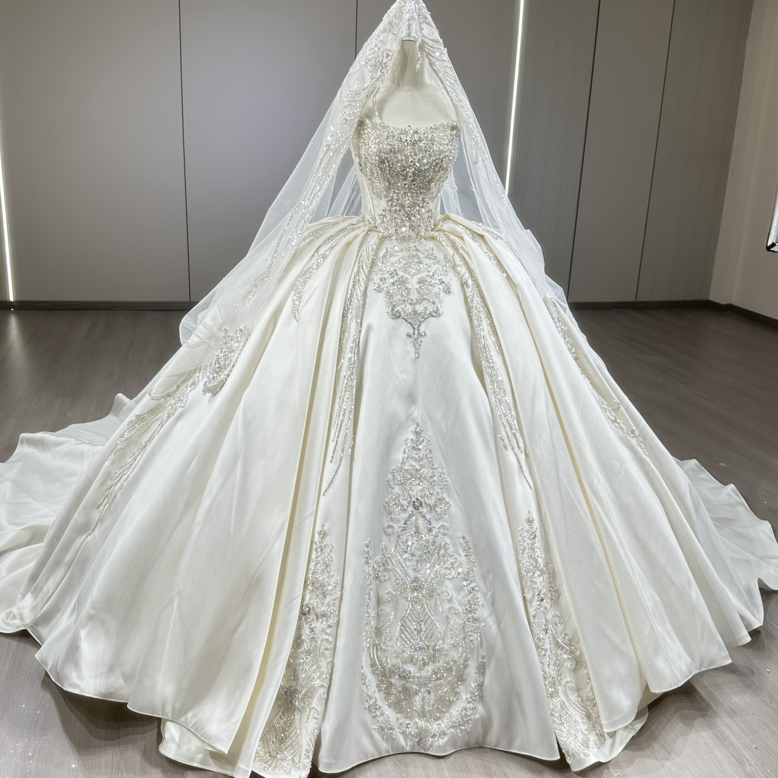 缎面织梦2026新款主婚纱抹胸拖尾显瘦重工高级感新娘结婚出门纱