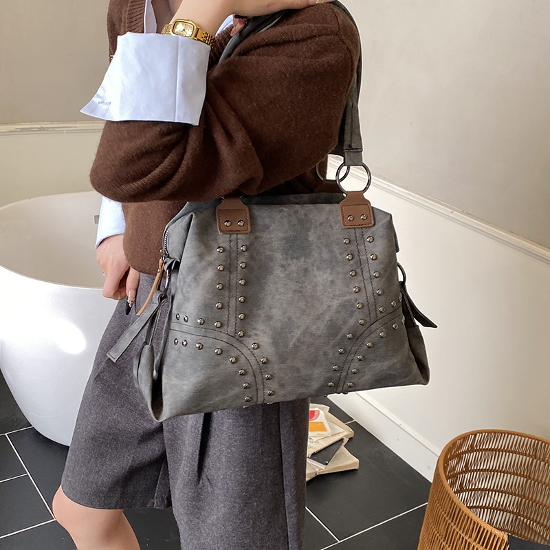 秋冬新款运动健身包女高级感欧美复古铆钉单肩包时尚大容量托特包,箱包皮具/热销女包/男包,托特包,淘宝优惠券,粉丝福利购,淘宝优惠卷