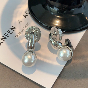 西太家珍珠耳钉2025新款爆款高级感土星耳环中性朋克耳坠星球耳饰