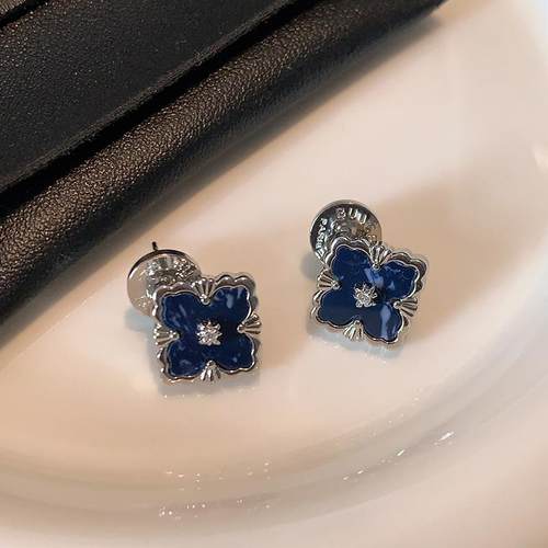 XMR蓝白色天然石雕花四叶草耳环