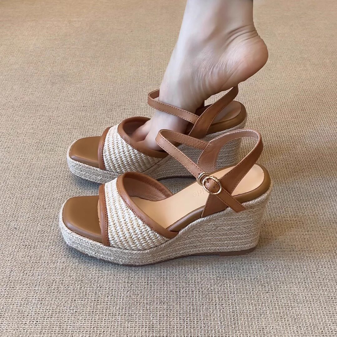 nnmiss/9cm复古休闲草编坡跟百搭牛皮厚底露趾外穿一字凉鞋