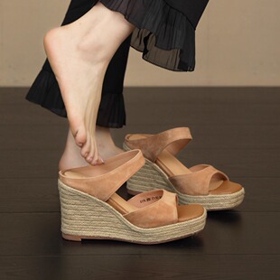 nnmiss 7cm巨稳草编坡跟百搭复古羊反皮圆头一字带露趾拖鞋