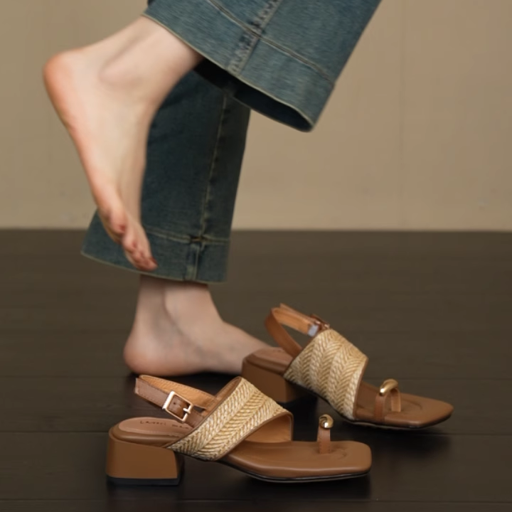 nnmiss34-40/4cm休闲编织方头凉鞋度假风金属后绊带露趾粗跟女鞋