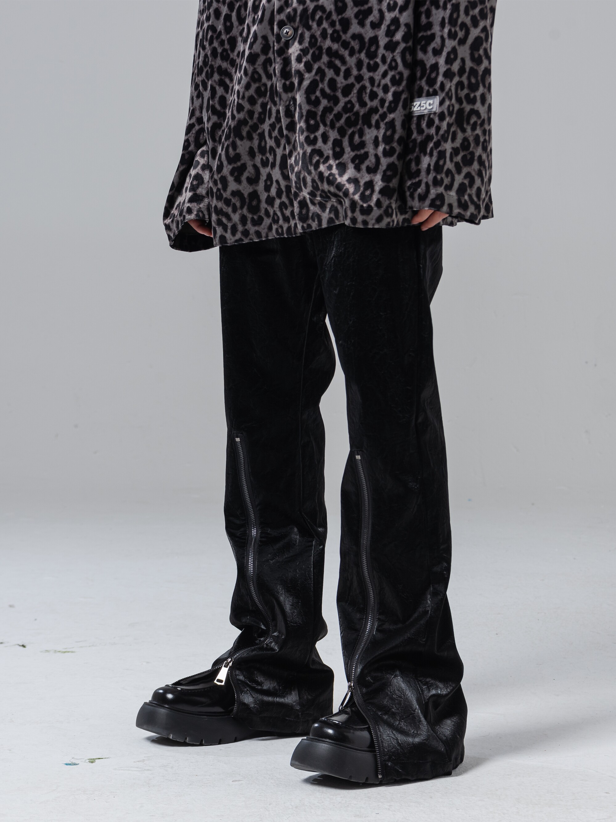 5Z5C YANG과 SU는 동일한 디자인의 바이브 스타일 지퍼 틈새 하이 스트리트 PU 가죽 마이크로 혼 캐주얼 롱 팬츠를 가지고 있습니다