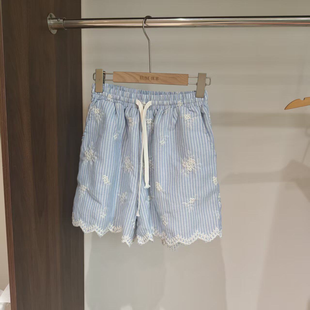 夏日可爱风刺绣条纹显瘦短裤