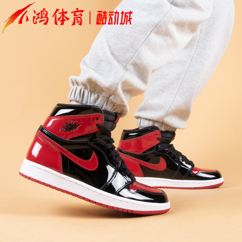 小鸿体育Air Jordan 1 AJ1黑红禁穿漆皮金人吊牌 555088-063-封面