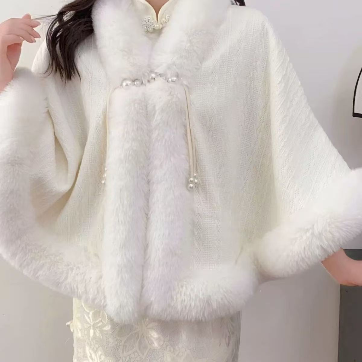 中国风加绒加厚新款斗篷2025披肩旗袍气质秋冬保暖毛绒仿皮草外套