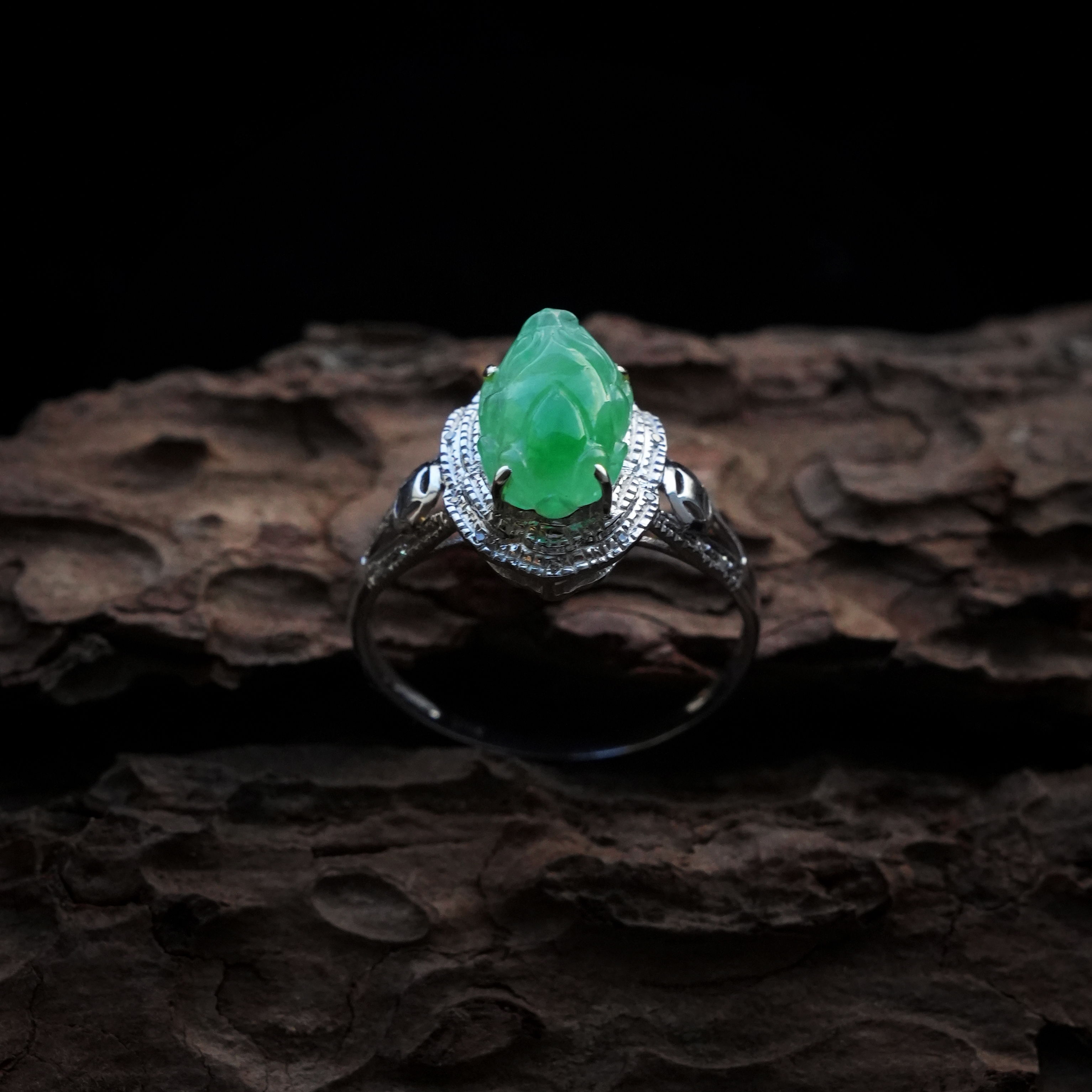 天然缅甸翡翠冰种阳绿貔貅戒指