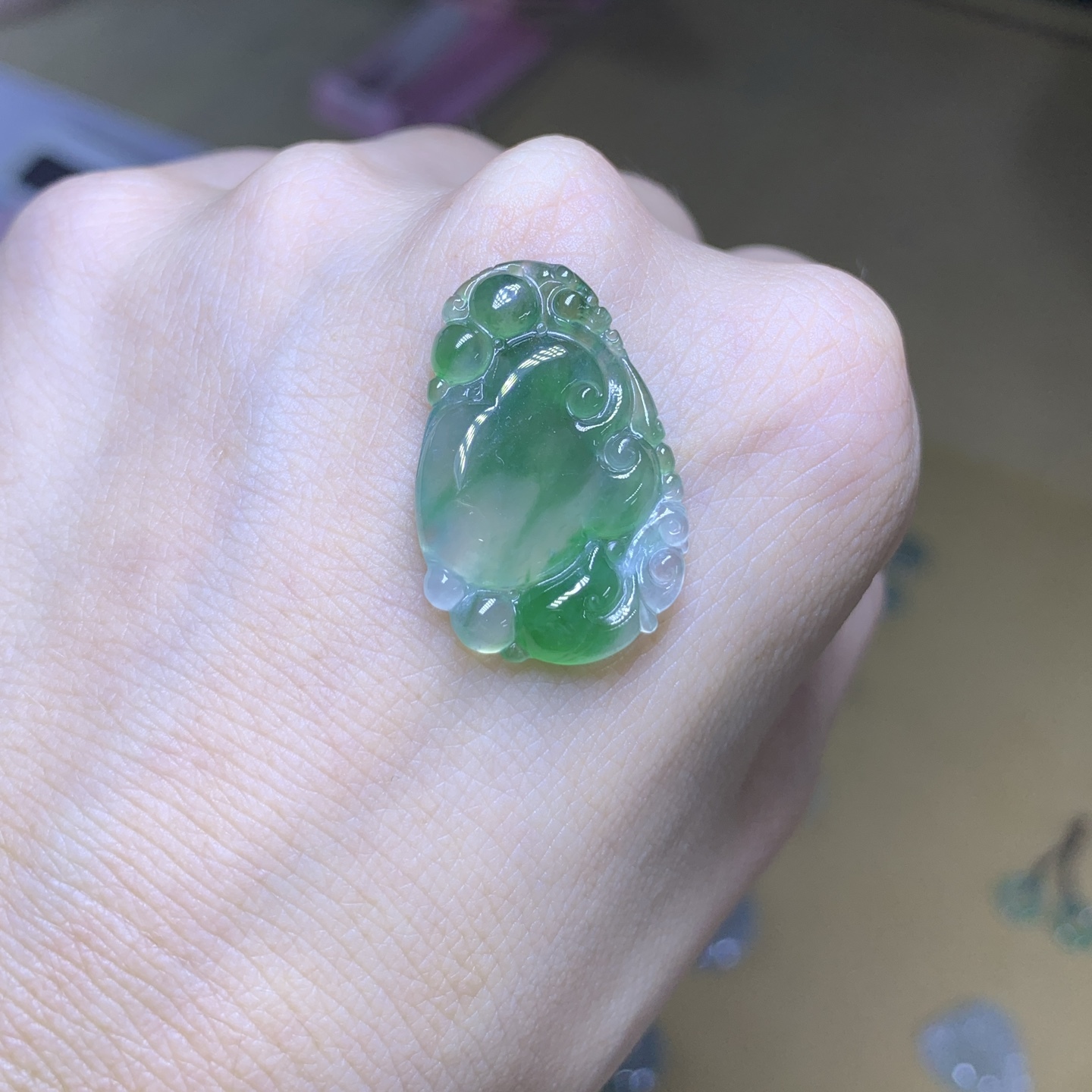 天然缅甸冰种飘绿翡翠如意吊坠