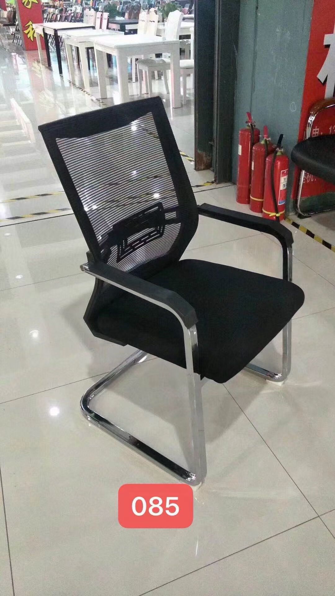 办公座椅和桌子