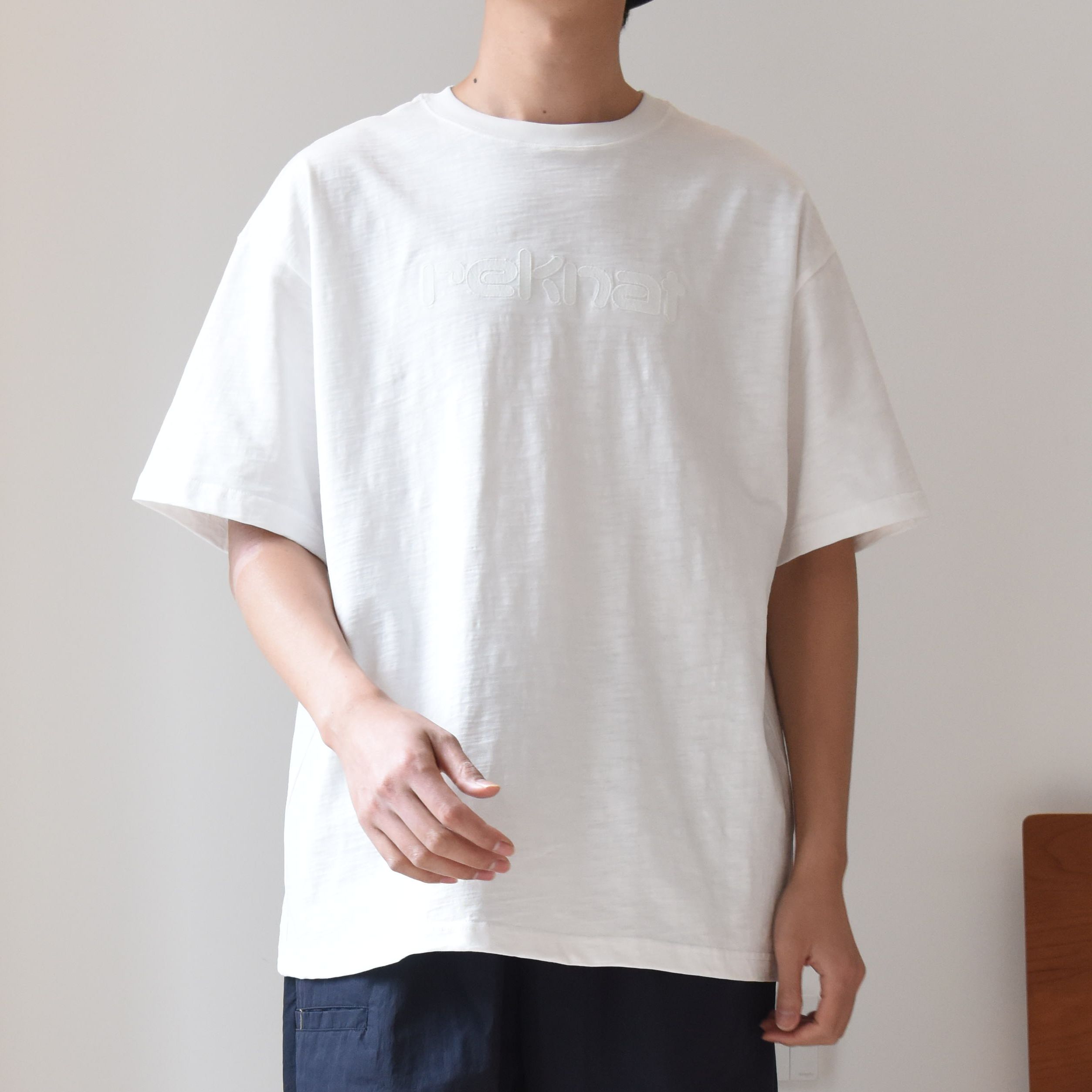 宽松简约同色系刺绣落肩短袖T恤