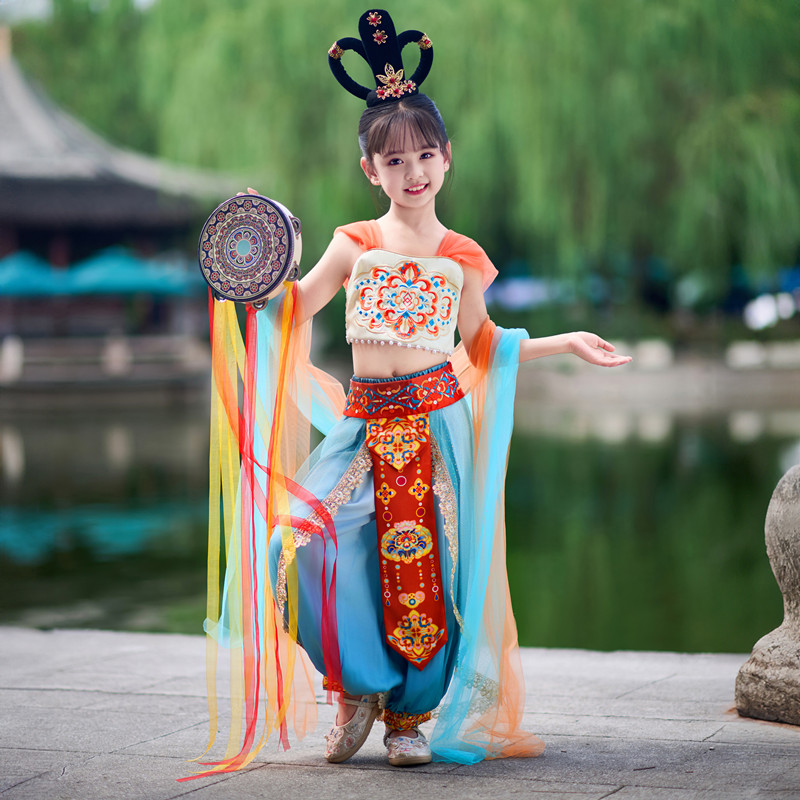 敦煌飞天女童古典舞反弹琵琶服