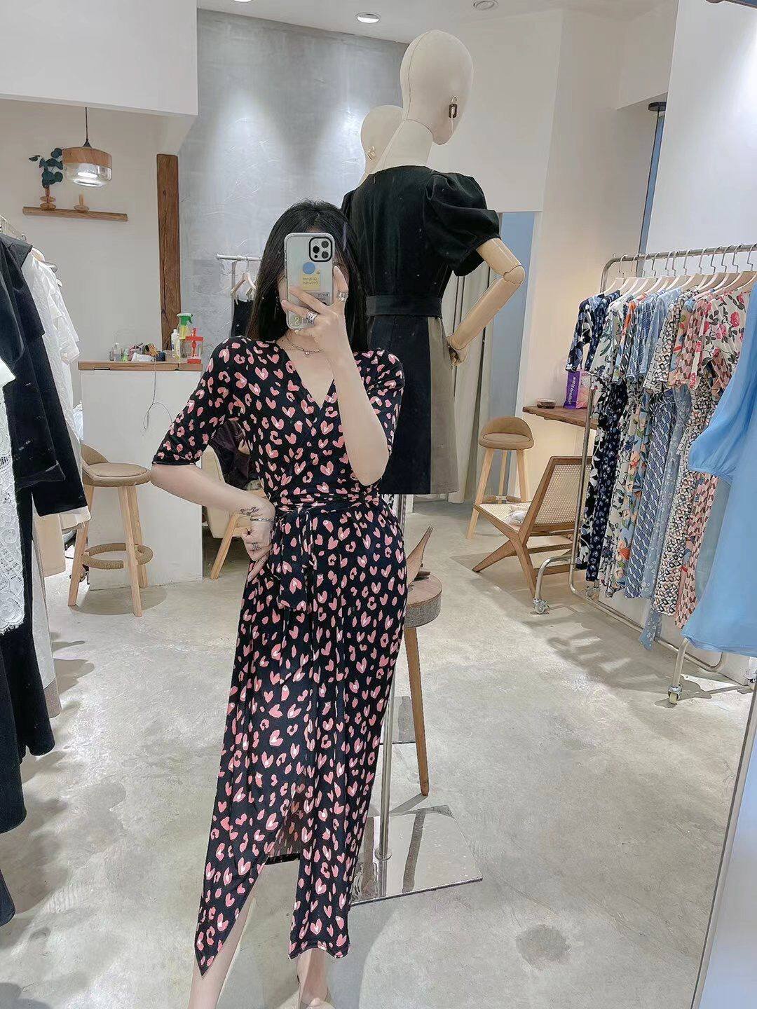 PG DVF连衣裙2023春夏装新款黑底小红花五分袖长裙v领裹身裙女修