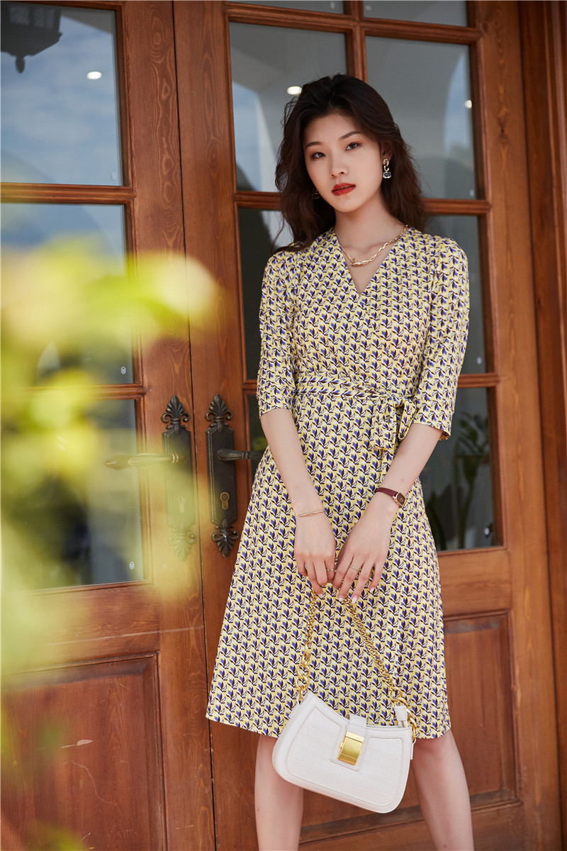 苹果连衣裙2023春夏装新款海藻黄花无领五分袖v领裹身裙女修身