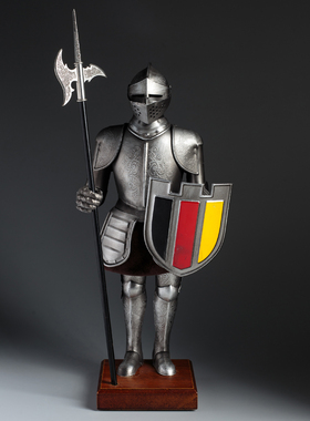铁制盔甲摆饰，32厘米高，带武器高度35厘米