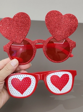 红色喜气爱心眼镜女婚礼伴娘