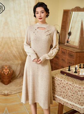 固执冬季新款中式立领镂空灯笼袖中长针织连衣裙98233LQ08630