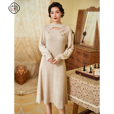 固执冬季新款中式立领镂空灯笼袖中长针织连衣裙98233LQ08630