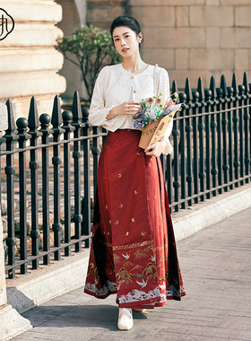 固执春季新款气质小香风圆领荷叶长袖短款蕾丝衫80141SY08854