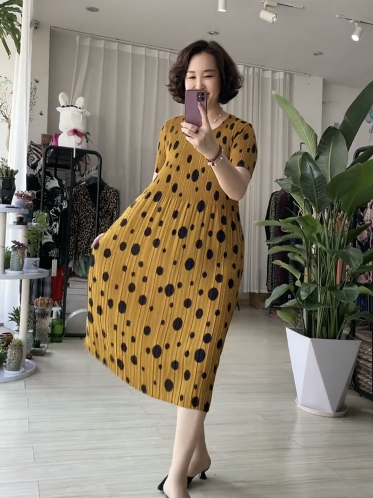波点褶皱连衣裙夏季中老年妈妈薄款裙子宽松大码遮肚40-65岁长裙