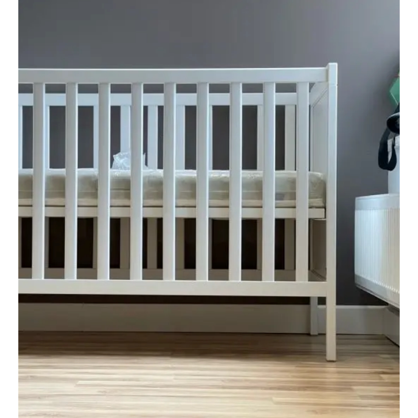 IKEA宜家桑维婴儿床宝宝床带护栏BB床实木可调节白色60x120厘米