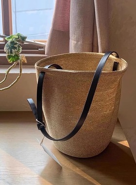酥皮商店~韩版小众设计师款草编包ins极简风手提单肩水桶包女新款