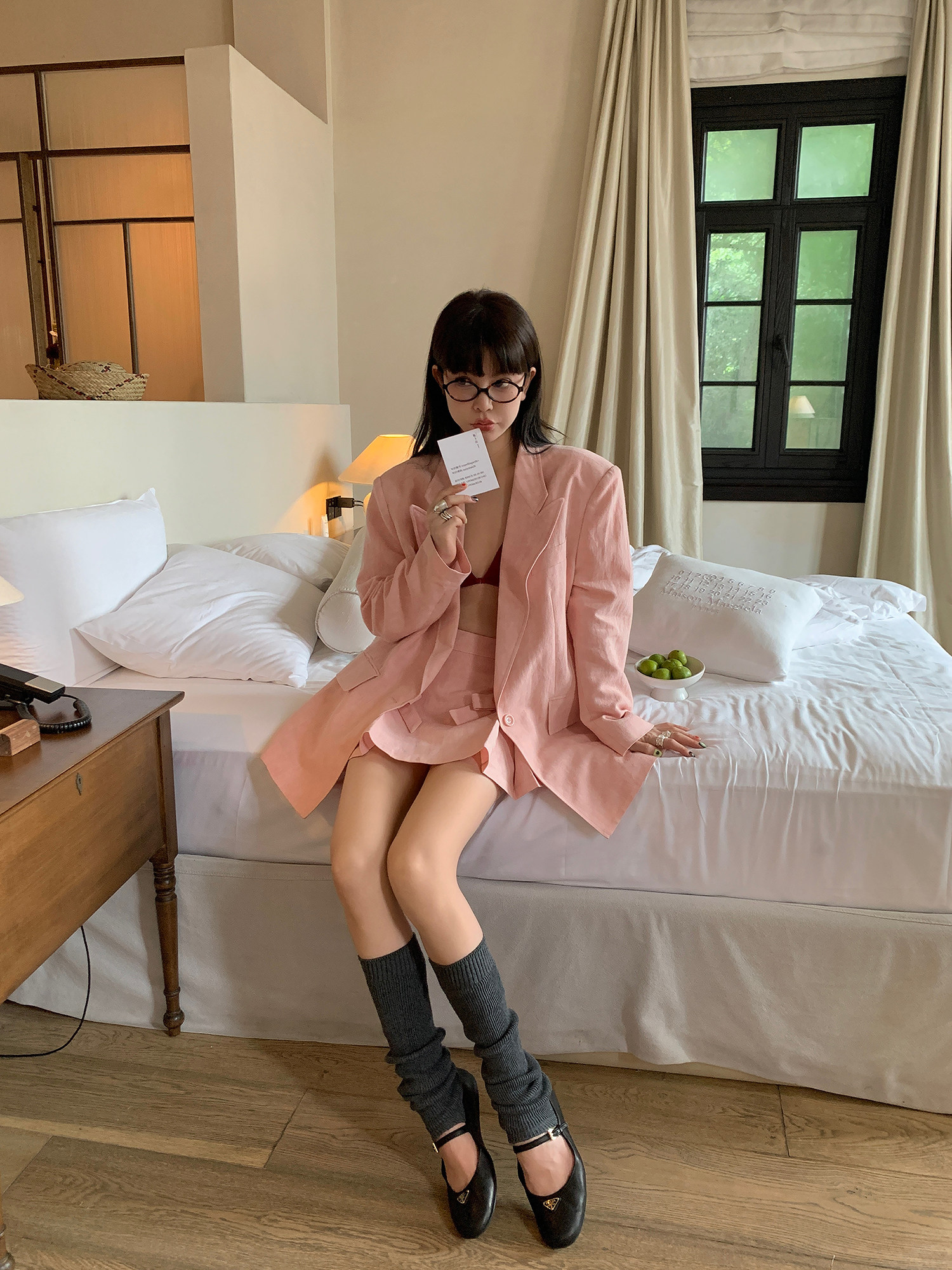 르 루즈 저우 메이메이 모던한 리본 얼룩덜룩한 타이 염색 핑크색 정장 리넨 조끼와 스커트 정장