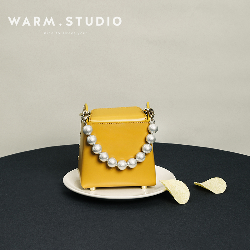 WARMSTUDIO古良吉吉小方包烟盒原创小众设计链条斜挎迷你女包包 Изображение 1 WARMSTUDIO古良吉吉小方包烟盒原创小众设计链条斜挎迷你女包包 Изображение 1