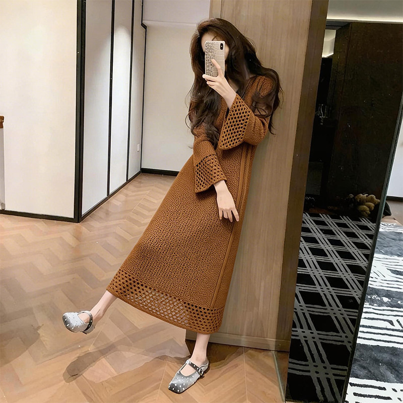 法式气质棕色针织连衣裙女2026春季新款独特超好看宽松显瘦长裙子