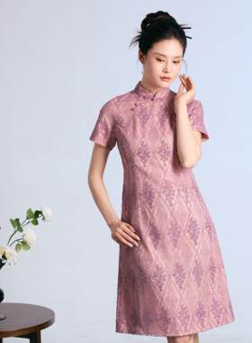 格格-喜妈妈装粉豆色短袖刺绣钉珠蕾丝2026年新款手工盘扣旗袍裙