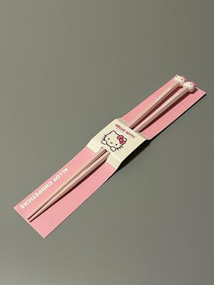 啊啊啊！新到的kitty筷子！今天干饭肯定嘎嘎香～合金材质耐高温