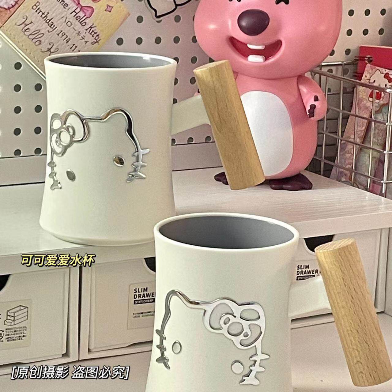好看的洗漱杯！hellokitty是粘上去的，木质手柄拿着也很舒服!