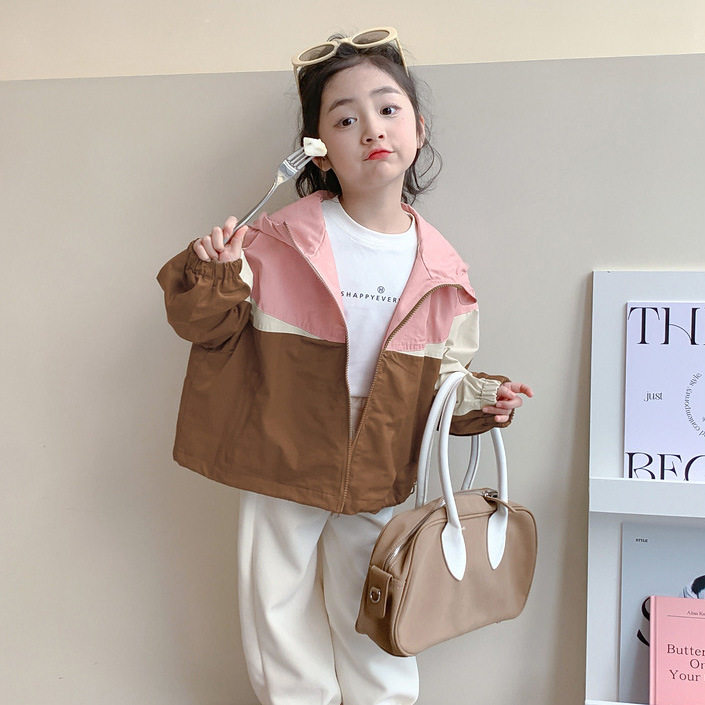 女童冲锋衣外套春装2026新款儿童连帽夹克洋气短款风衣春秋款童装