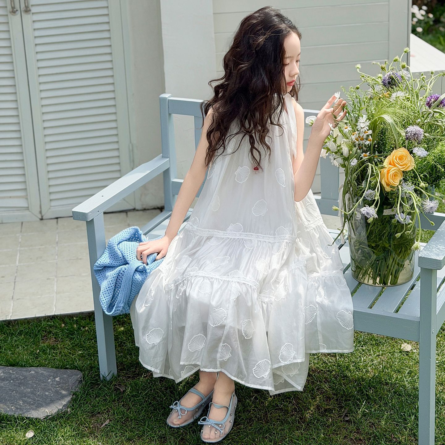 女童法式挂脖连衣裙2026夏新款中大童大裙摆绣花沙滩裙度假风长裙