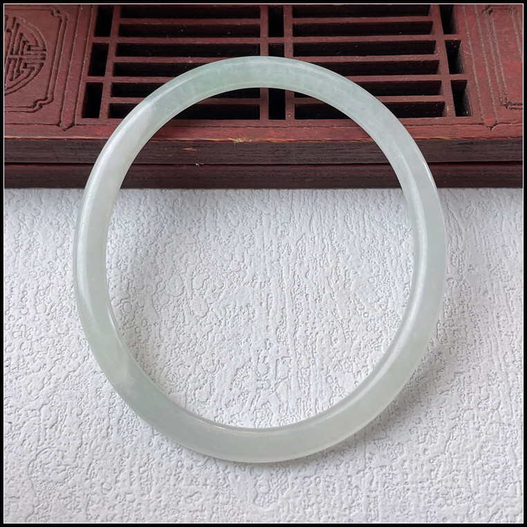 53长内径天然缅甸翡翠A货贵妃手镯冰糯种淡绿细条叮当镯玉镯子女