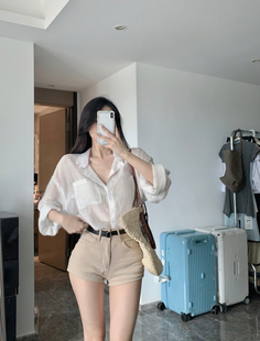 Genieeea吉妮的宝藏 微透视薄款宽松衬衫均码搭配卡其色牛仔短裤