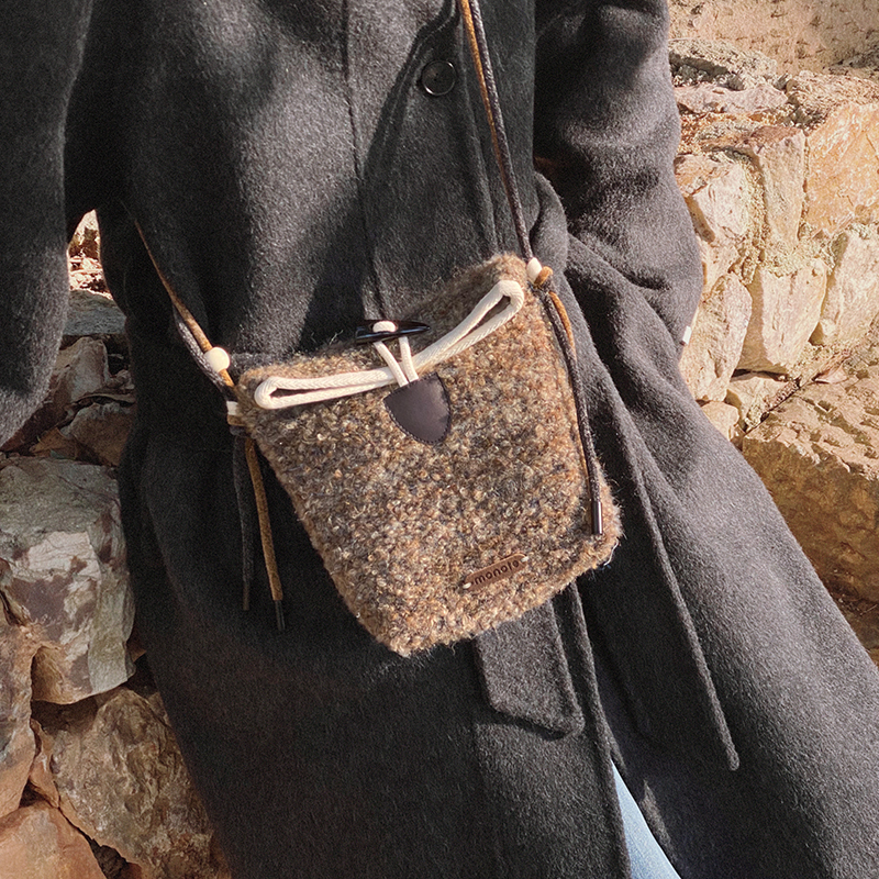 Monote秋冬小跨包羊毛呢单肩可调节信封包斜挎复古时尚手机钥匙包