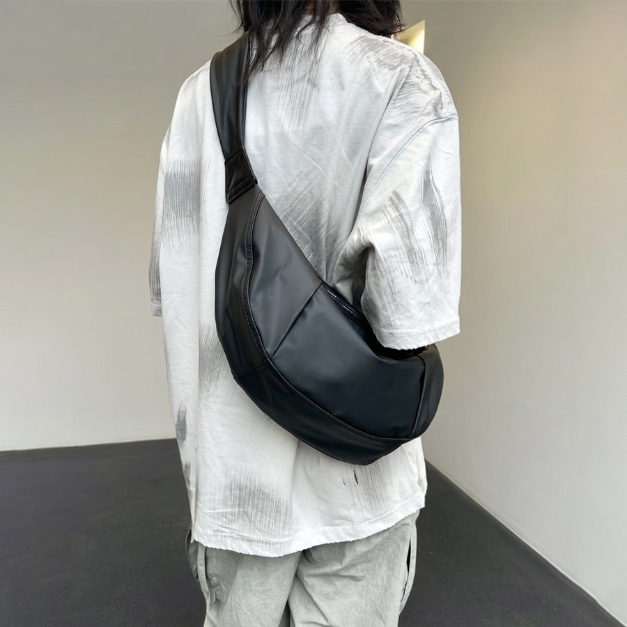 休闲大容量饺子包秋季时尚运动户外防水月牙包外出斜挎布包男女包